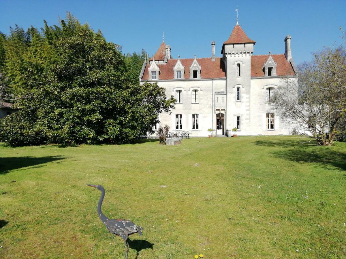 ホテル Chateau Des Salles Saint-Fort-sur-Gironde エクステリア 写真